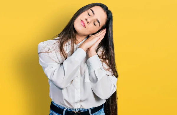 Jovem Adolescente Morena Vestindo Camisa Branca Negócios Dormindo Cansado Sonhando — Fotografia de Stock