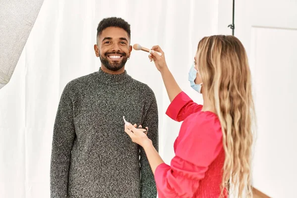 Stylist Vrouw Van Toepassing Make Tot Knappe Latijns Amerikaanse Model — Stockfoto