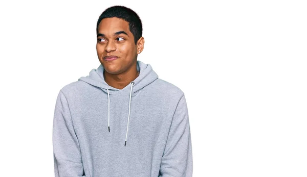 Junger Schöner Hispanischer Mann Lässigem Sweatshirt Der Zur Seite Lächelt — Stockfoto