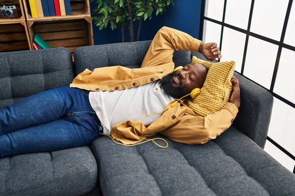 Junger Afrikanisch Amerikanischer Mann Hört Hause Auf Dem Sofa Liegend — Stockfoto