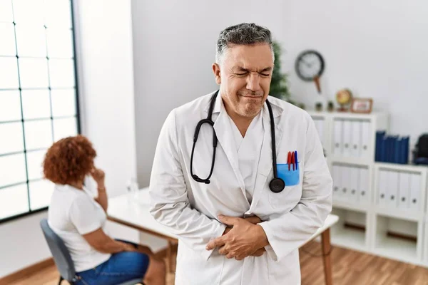 Médico Meia Idade Homem Clínica Com Paciente Com Mão Estômago — Fotografia de Stock