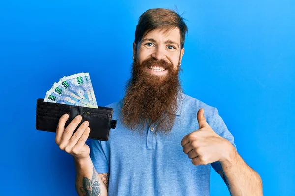 Рыжий Длинной Бородой Бумажником Банкнотами Южноафриканского Ранда Улыбающийся Счастливый Позитивный — стоковое фото