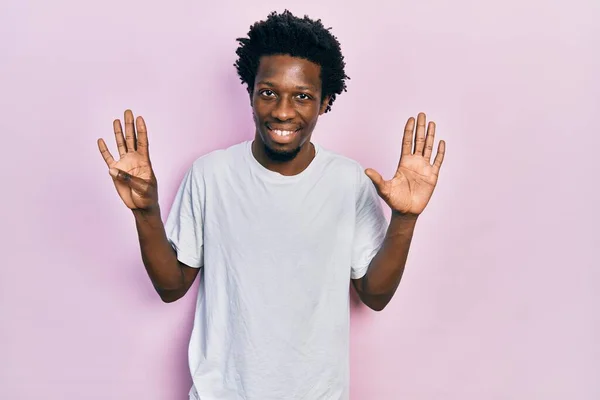 Junger Afrikanisch Amerikanischer Mann Lässigem Weißem Shirt Das Die Finger — Stockfoto