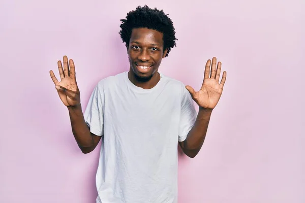 Joven Hombre Afroamericano Vistiendo Camiseta Blanca Casual Mostrando Señalando Con — Foto de Stock