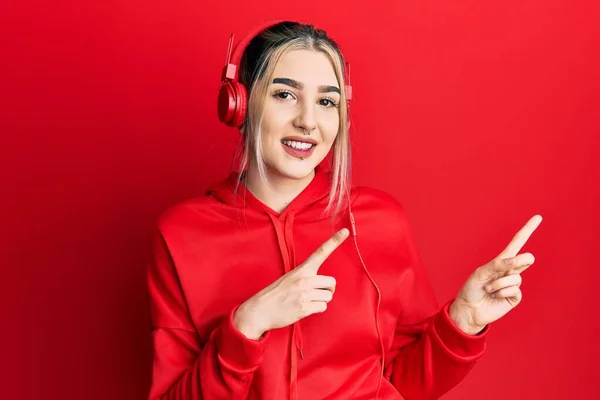 Joven Chica Moderna Con Ropa Gimnasio Uso Auriculares Sonriendo Mirando —  Fotos de Stock