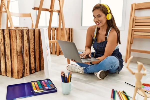 Joven Artista Hispana Sonriendo Feliz Dibujo Estudio Arte — Foto de Stock