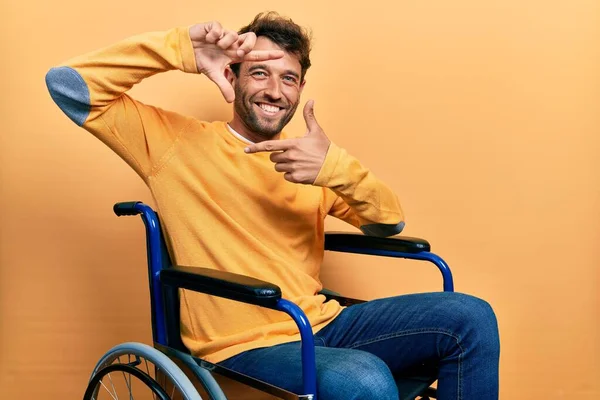 Tekerlekli Sandalyede Oturan Sakallı Yakışıklı Adam Gülümseyerek Elleri Parmakları Gülen — Stok fotoğraf