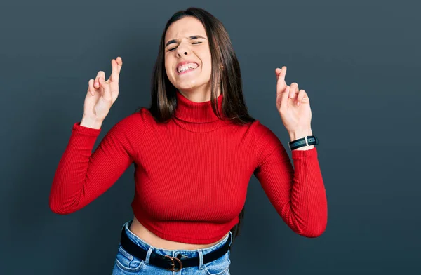 Junge Brünette Teenager Rotem Rollkragenpullover Gestikulieren Mit Erhobenem Daumen Lächelnd — Stockfoto