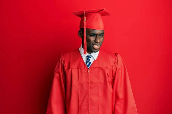 Mezuniyet Şapkası Tören Cübbesi Takan Genç Afro Amerikalı Adam Kameraya — Stok fotoğraf