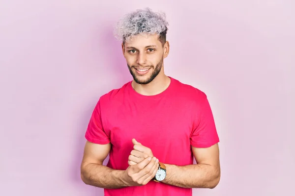 Jonge Spaanse Man Met Modern Geverfd Haar Draagt Casual Roze — Stockfoto