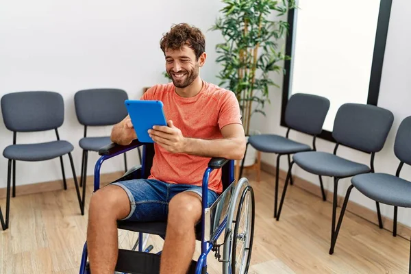 Junger Hispanischer Mann Sitzt Mit Touchpad Rollstuhl Wartezimmer Der Klinik — Stockfoto