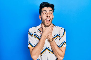 Günlük kıyafetler giyen genç İspanyol adam boğularak can çekişiyor çünkü boğularak ölüyor. Sağlık problemi. Boğulma ve intihar konsepti. 