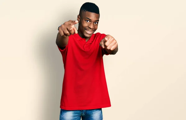 Jovem Afro Americano Vestindo Camiseta Vermelha Casual Apontando Para Você — Fotografia de Stock
