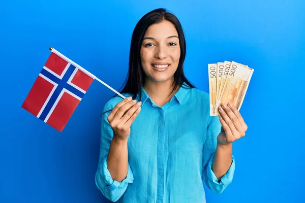 Jeune Femme Latine Tenant Drapeau Norway Billets Banque Couronne Souriant — Photo