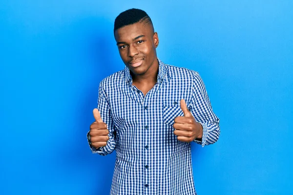 Fiatal Afro Amerikai Férfi Alkalmi Ruhát Visel Siker Jel Csinál — Stock Fotó