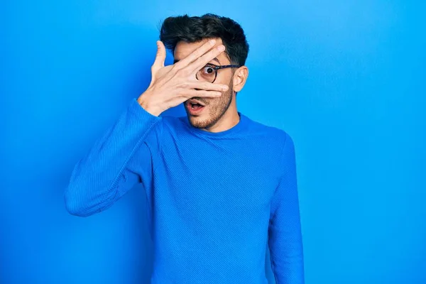 Mladý Hispánec Neformálním Oblečení Brýlích Vykukuje Šoku Zakrývá Obličej Oči — Stock fotografie