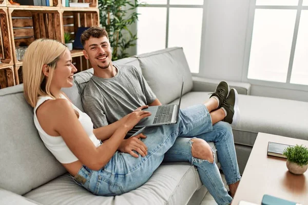 Joven Pareja Caucásica Sonriendo Feliz Usando Portátil Sentado Sofá Casa —  Fotos de Stock