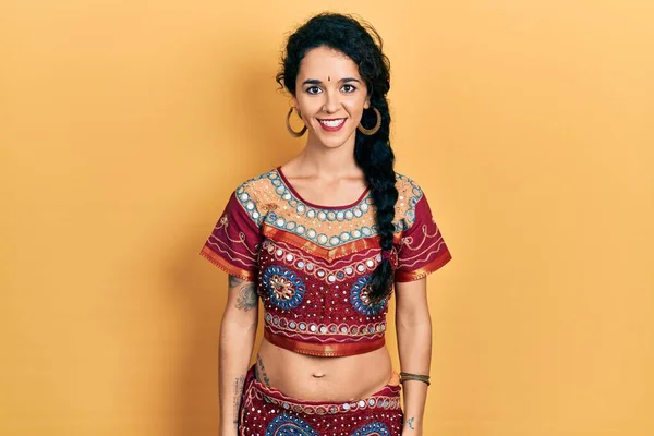 Νεαρή Γυναίκα Που Φοράει Bindi Και Bollywood Ρούχα Ένα Χαρούμενο — Φωτογραφία Αρχείου