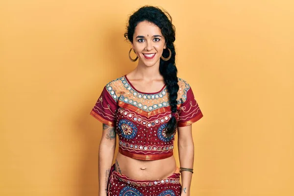 Jovem Mulher Vestindo Roupas Bindi Bollywood Com Sorriso Feliz Legal — Fotografia de Stock