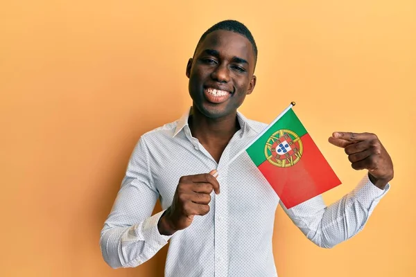 Ung Afrikansk Amerikansk Man Håller Portugal Flagga Ler Glad Pekar — Stockfoto