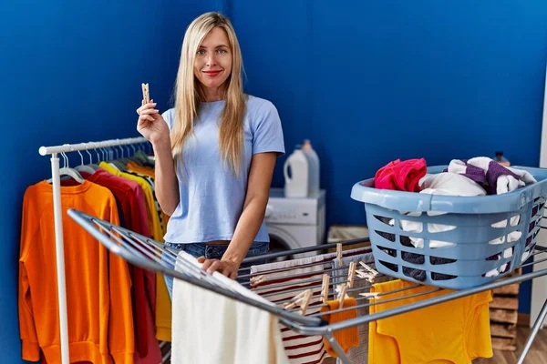 Mulher Bonita Pendurando Roupas Clothline Relaxado Com Expressão Séria Rosto — Fotografia de Stock