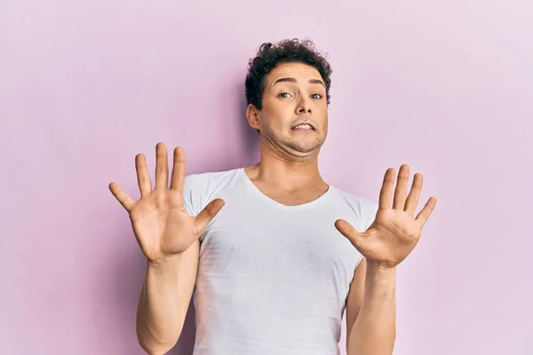 Homem Bonito Jovem Vestindo Camisa Branca Casual Com Medo Aterrorizado — Fotografia de Stock