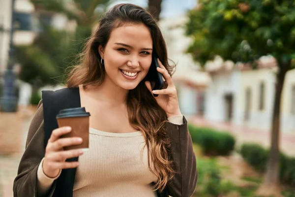 Ung Latinamerikansk Turist Kvinna Talar Smartphone Och Dricka Kaffe Staden — Stockfoto