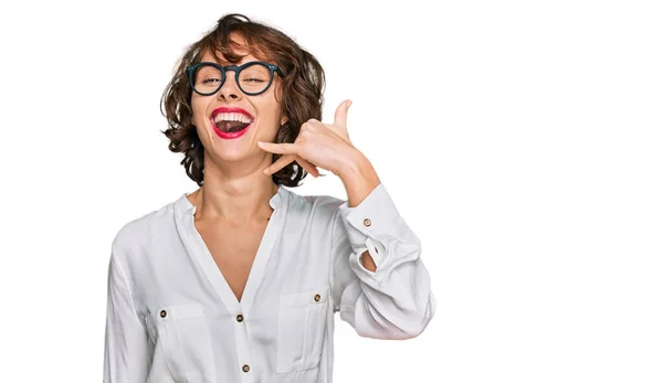 Tarzı Giyinmiş Gözlüklü Gülümseyen Parmaklarıyla Telefonla Konuşan Spanyol Bir Kadın — Stok fotoğraf