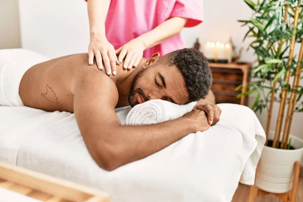 Ung Afrikansk Amerikan Ler Glad Mottar Tillbaka Massage Skönhetscentret — Stockfoto