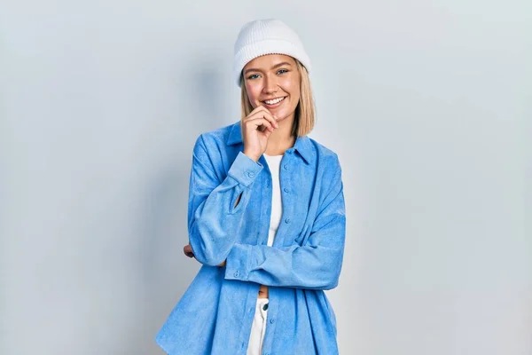 Beautiful Blonde Woman Wearing Wool Hat Looking Confident Camera Smiling — Stok fotoğraf