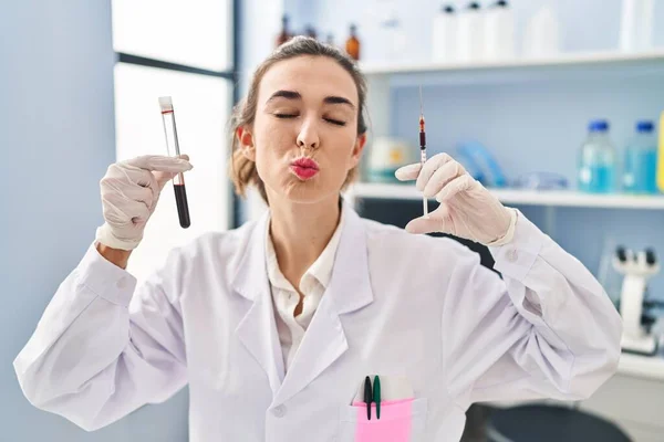 Νεαρή Γυναίκα Που Εργάζεται Εργαστήριο Επιστημόνων Κρατώντας Δείγμα Αίματος Κοιτάζοντας — Φωτογραφία Αρχείου