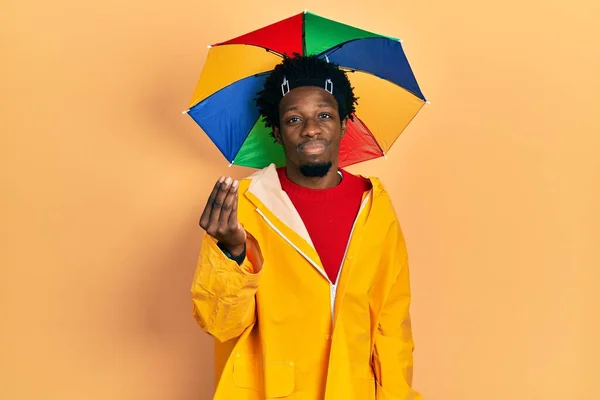 Jovem Afro Americano Vestindo Capa Chuva Amarela Fazendo Gesto Italiano — Fotografia de Stock