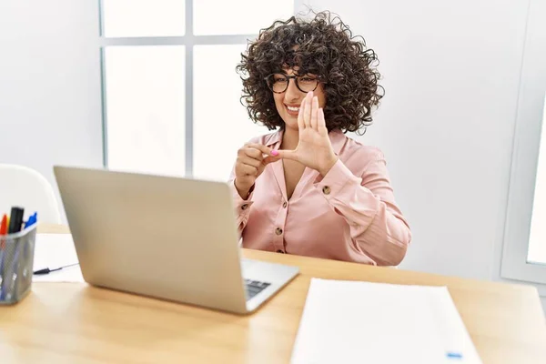 Joven Mujer Oriente Medio Teniendo Videollamada Comunicándose Con Lenguaje Sordo — Foto de Stock