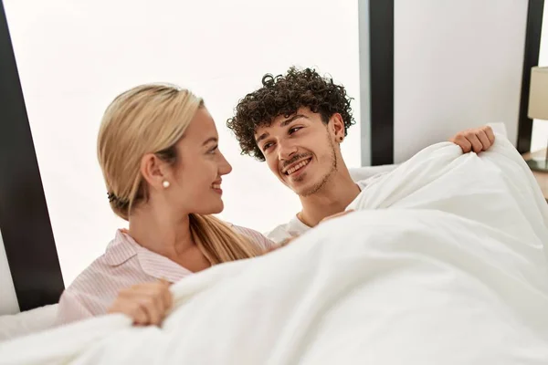 Jovem Lindo Casal Deitado Cama Cobrindo Com Cobertor Casa — Fotografia de Stock