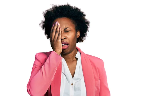 ビジネスジャケットを着てアフロの髪を持つアフリカ系アメリカ人の女性は 手で半分の顔 目と口をカバー疲れてあくびをする 痛みで顔が痛い — ストック写真