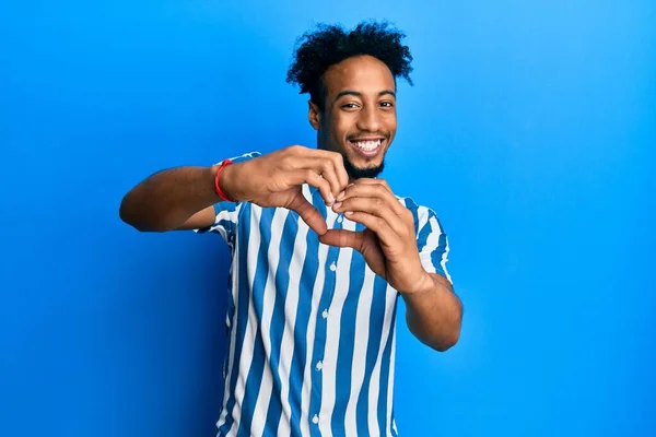 Jovem Afro Americano Com Barba Vestindo Camisa Listrada Casual Sorrindo — Fotografia de Stock