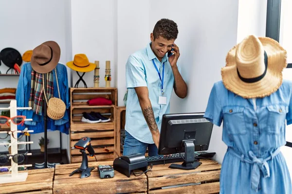 Young Hispanic Man Working Shop Assistant Speaking Phone Retail Shop — Φωτογραφία Αρχείου