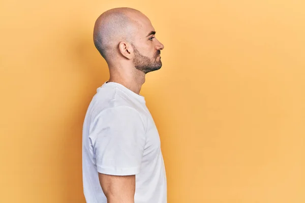 Joven Calvo Vestido Con Camiseta Blanca Casual Mirando Costado Pose —  Fotos de Stock