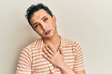 Makyaj yapan yakışıklı, rahat gömlekli, kızgın yüzlü, negatif işaretli, baş parmakları aşağıda, reddedilme kavramından hoşlanmayan biri. 