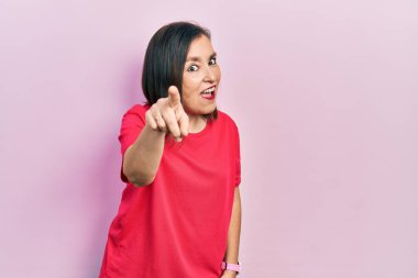 Orta yaşlı İspanyol kadın, sıradan kıyafetler giyip kameraya kızgın ve sinirli bir şekilde seni işaret ediyor. 