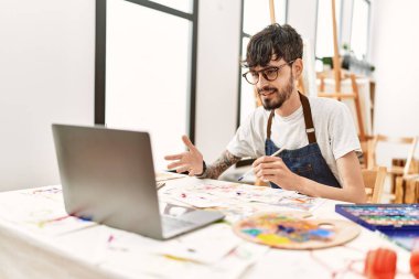 Genç İspanyol ressam resim atölyesinde online resim dersi alıyor..