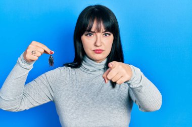 Elinde hamamböceği tutan genç İspanyol kadın kamerayı işaret ediyor ve sen kendine güvenen ciddi bir hareket yapıyorsun. 