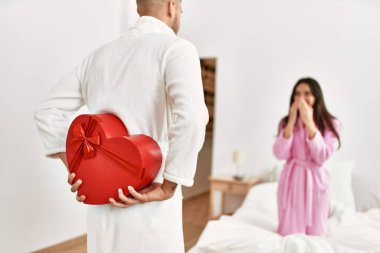 Genç İspanyol bir adam yatak odasında sevgilisine sevgililer günü hediyesiyle sürpriz yapıyor..