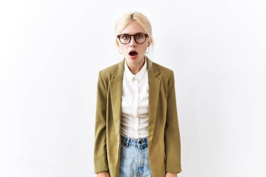 Kafkasyalı güzel iş kadını, izole edilmiş arka planda korku ve şaşkınlık dolu bir ifade, korku ve heyecan dolu bir yüz karşısında duruyor.. 