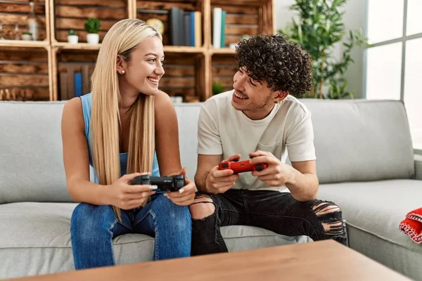 若いですカップル笑顔幸せな再生ビデオゲームに家 — ストック写真
