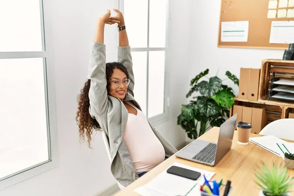 Mladý Latinsky Žena Těhotná Usměvavý Jistý Stretching Arms Working Kancelář — Stock fotografie