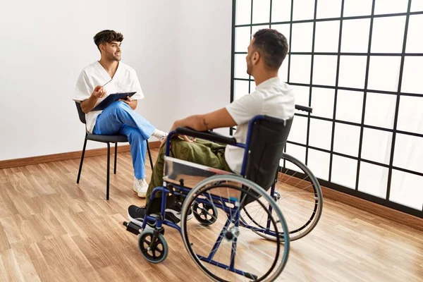 Zwei Hispanische Männer Physiotherapeut Und Patient Rollstuhl Bei Reha Klinik — Stockfoto