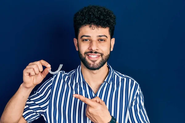 Sakallı Genç Arap Adam Görünmez Hizalayıcı Diş Telleri Parmağıyla Mutlu — Stok fotoğraf