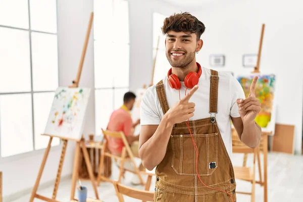 Sanat Stüdyosundaki Genç Spanyol Adam Gülümsüyor Kameraya Bakıyor Iki Eliyle — Stok fotoğraf
