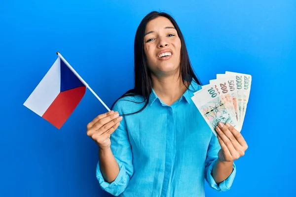 Joven Mujer Latina Sosteniendo Bandera República Checa Los Billetes Coruña —  Fotos de Stock